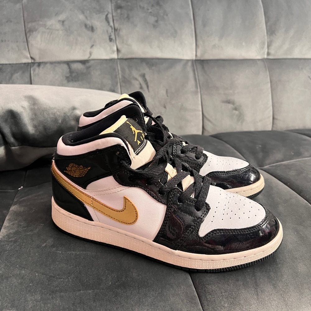 Air Jordan black and gold 5.5y